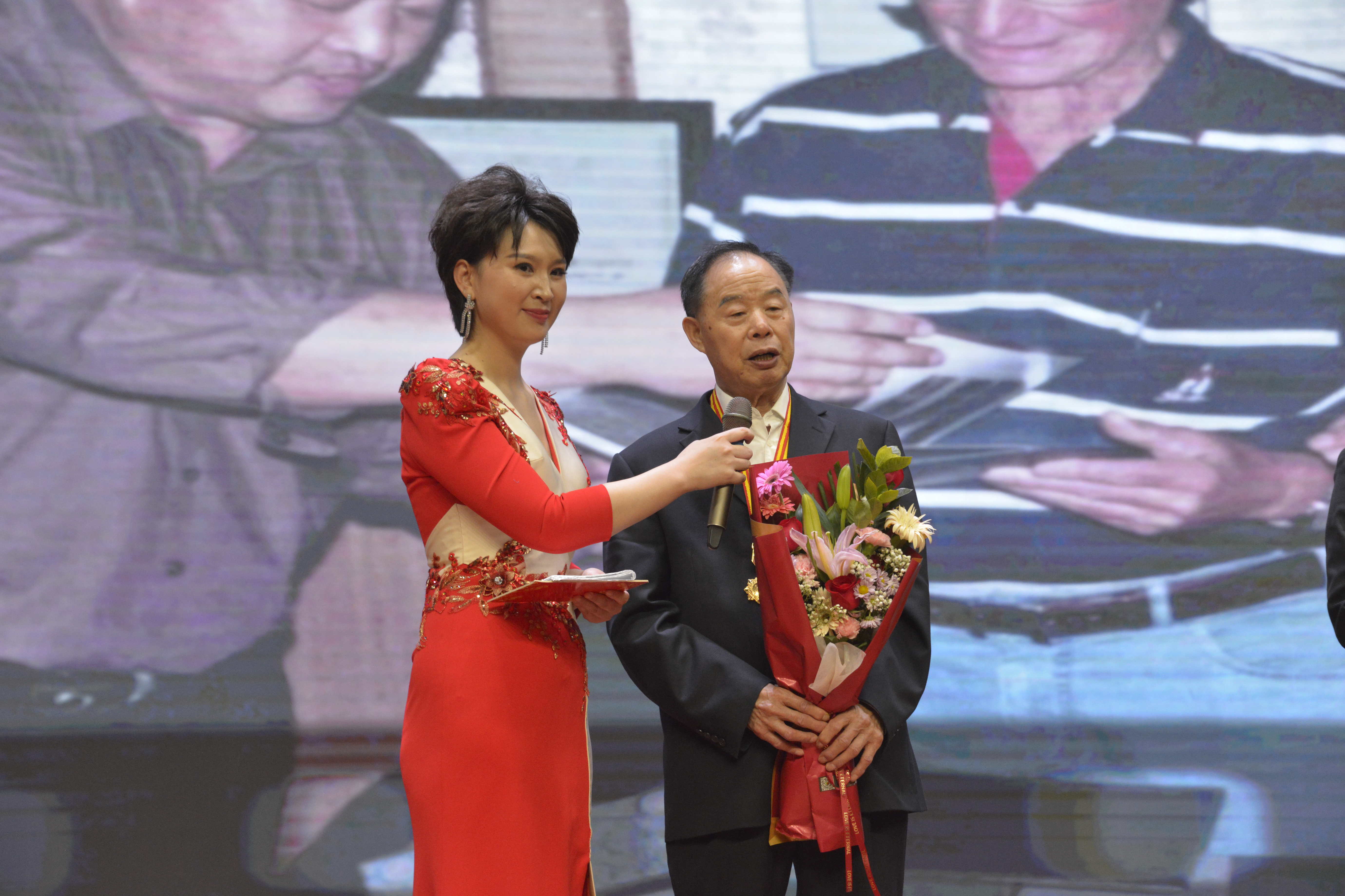 2024年4月29日全區(qū)慶“五一”活動李學(xué)峰董事長作為輕工部部級勞動模范登臺接受采訪