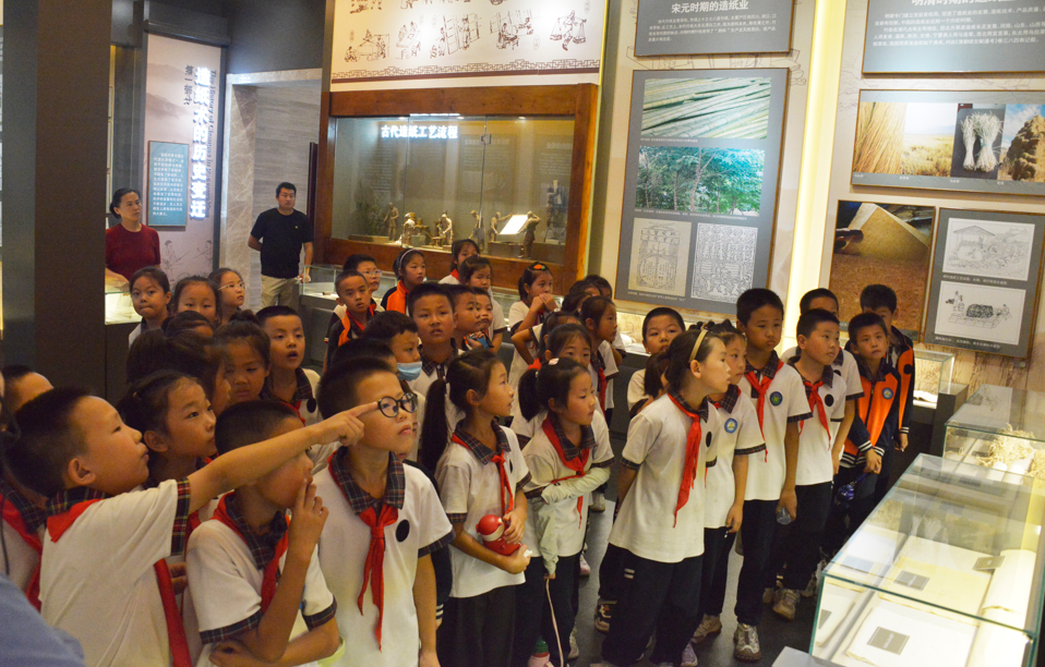 2024年9月22日朱臺(tái)小學(xué)師生參觀齊峰造紙博物館